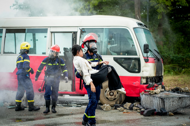 Nghệ sĩ nhập vai chiến sĩ thực hiện nhiệm vụ cứu người mắc nạn.